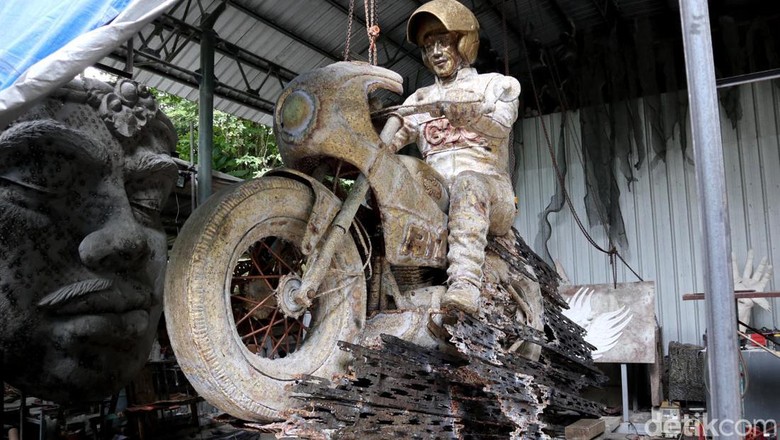 Pembuatan patung Jokowi yang sedang mengendarai sepeda motor terus dikebut. Pasalnya, patung itu akan dipajang di Mandalika untuk memeriahkan gelaran MotoGP.