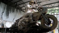 Untuk bahannya sendiri patung Jokowi tersebut menggunakan material anti karat. Pasalnya patung tersebut nantinya akan dipajang di lokasi yang tak jauh dari area pantai.