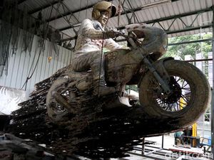 Jabar Hari Ini: Patung Jokowi Naik Motor Dibuat-8 Tersangka Pinjol Diborgol
