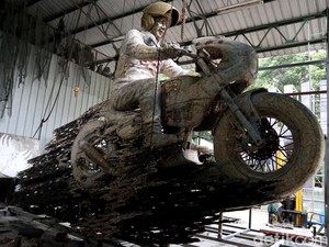 Jabar Hari Ini: Patung Jokowi Naik Motor Dibuat-8 Tersangka Pinjol Diborgol