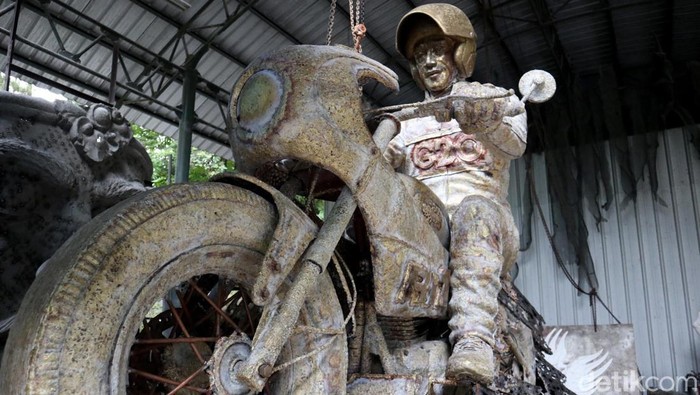 Pembuatan patung Jokowi yang sedang mengendarai sepeda motor terus dikebut. Pasalnya, patung itu akan dipajang di Mandalika untuk memeriahkan gelaran MotoGP.