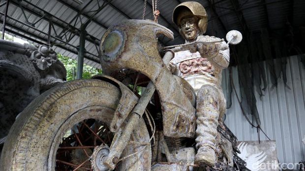 Pembuatan patung Jokowi yang sedang mengendarai sepeda motor terus dikebut. Pasalnya, patung itu akan dipajang di Mandalika untuk memeriahkan gelaran MotoGP.