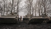 Seperti diketahui, ketegangan di antara Ukraina dan Rusia kian memanas usai negara yang dipimpin Vladimir Putin tersebut menggelar latihan besar-besaran di dekat Ukraina. AP Photo/Vadim Ghirda.