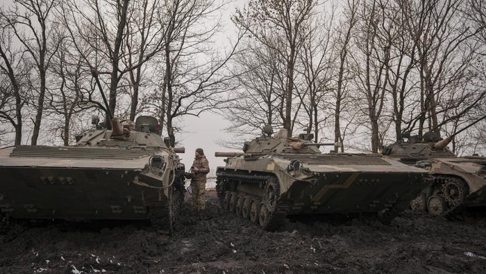 Ukraina terus melakukan persiapan di tengah ancaman invasi Rusia. Beragam bantuan militer dari sejumlah negara pun berdatangan untuk membantu Ukraina.