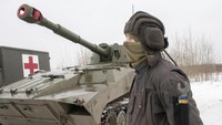Di tengah ancaman invasi Rusia, militer Ukraina pun terus melakukan persiapan untuk menghadapi ancaman tersebut. AP Photo/Andrew Marienko.  