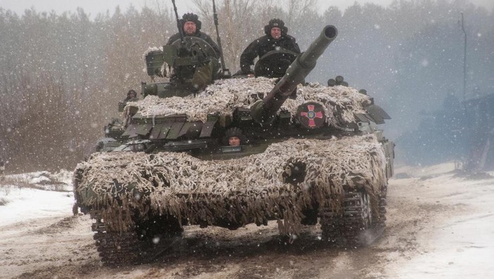 Ukraina terus melakukan persiapan di tengah ancaman invasi Rusia. Beragam bantuan militer dari sejumlah negara pun berdatangan untuk membantu Ukraina.
