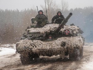 Tank-tank Tempur Ukraina Beraksi di Tengah Ancaman Invasi