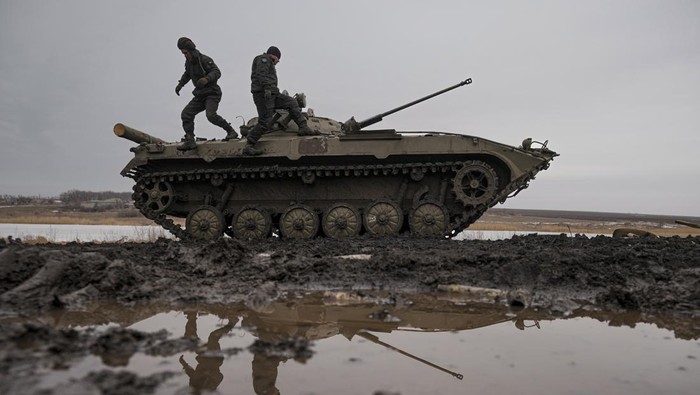 Intip Peralatan Perang Ukraina yang Bersiap Hadapi Invasi Rusia Ukraina terus melakukan persiapan di tengah ancaman invasi Rusia. Beragam bantuan militer dari sejumlah negara pun berdatangan untuk membantu Ukraina.