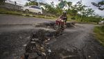 Brukkk,...Pemotor Terjatuh di Jalan Longsor Balangan, Kalsel