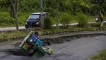 Brukkk,...Pemotor Terjatuh di Jalan Longsor Balangan, Kalsel