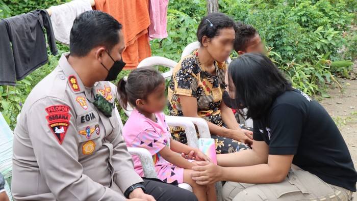 Kapolres Pulau Buru AKBP Egia menugaskan polwan untuk pemulihan trauma anak 7 tahun korban pemerkosaan ayah. Adik korban yang berusia 5 tahun juga menjadi korban pemerkosaan dan meninggal dunia.