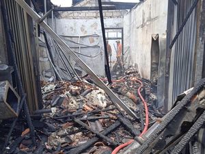 Rumah Kelontong di Depok Hangus Terbakar, 2 Orang Luka-Mobil Hangus