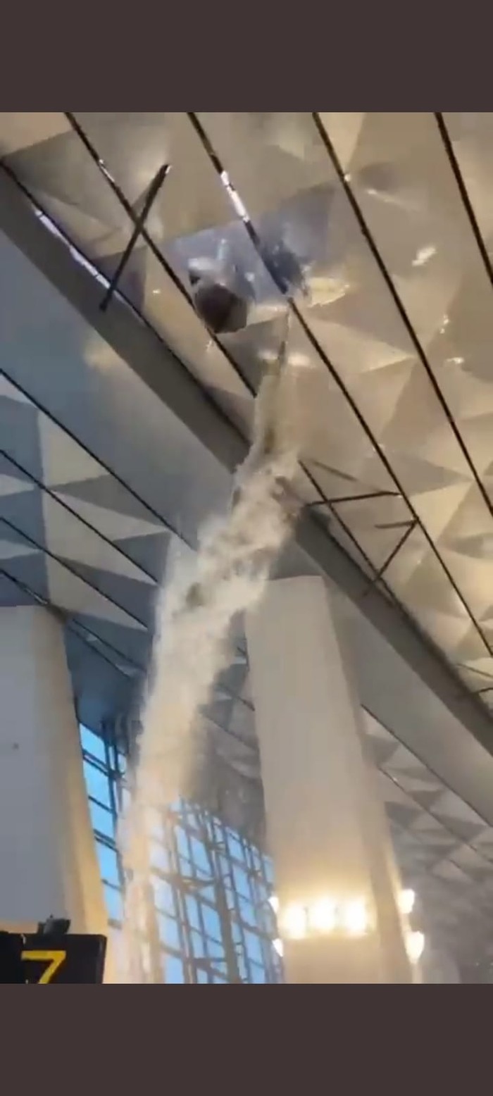 Kebocoran atap Terminal 3 Bandara Soekarno Hatta di Tangerang, Banten.