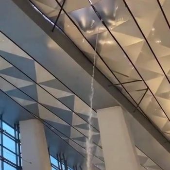 Kebocoran atap Terminal 3 Bandara Soekarno Hatta di Tangerang, Banten.