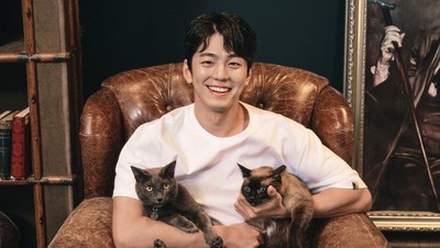 Pesona Kim Min Kyu, Aktor Snowdrop Ganteng Berlesung Pipi