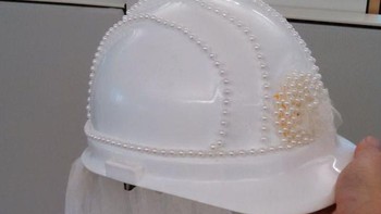Helm proyek dengan hiasan ala pernikahan. Siapa yang mau pakai? dok. Brightside