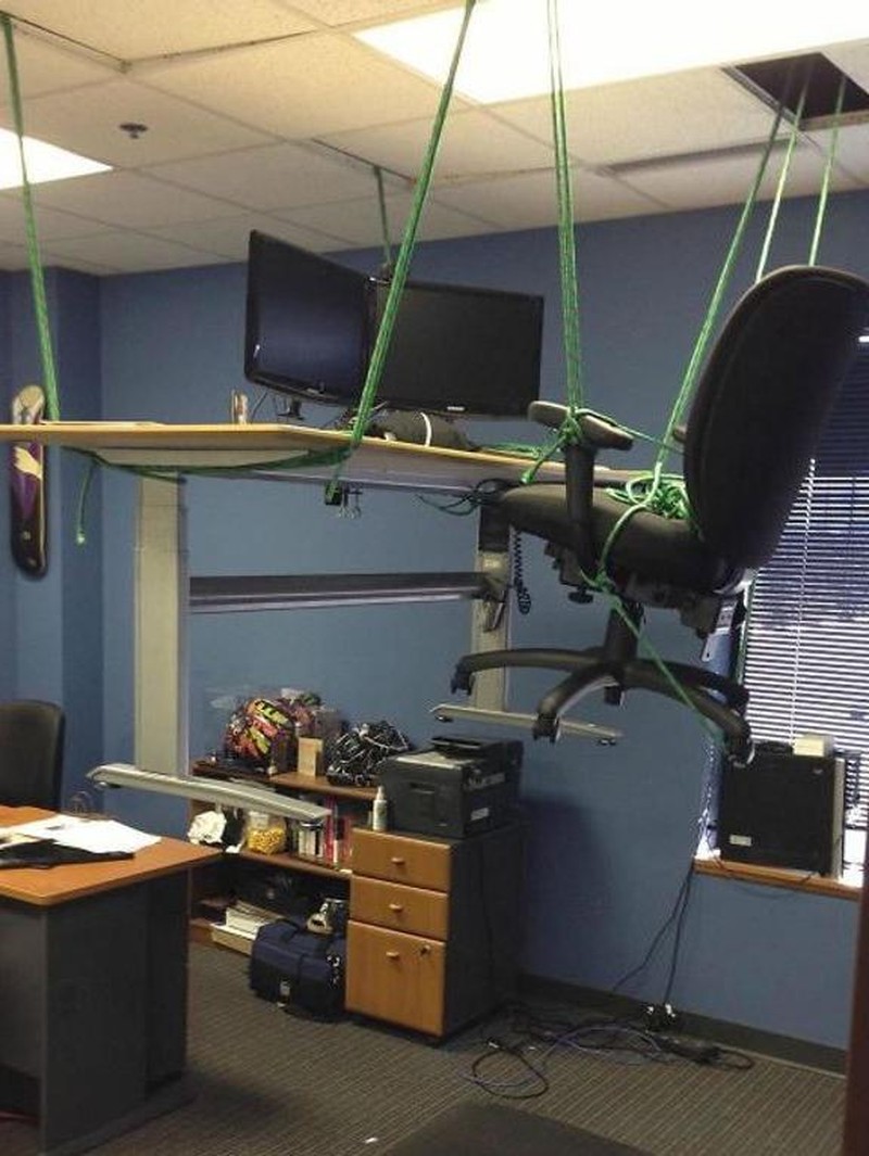 Bosan tidak melulu berdampak buruk, seperti yang satu ini. Nampaknya kebosanan justru menghasilkan banyak kreativitas yang bisa bikin tertawa. Lihat deh, Jumat, (11/2/2022).