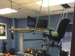 Kocak! Begini Jadinya Kalau Kelamaan Menghabiskan Waktu di Kantor