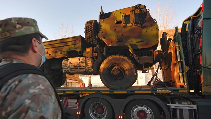 Konvoi Kendaraan Tempur AS di Rumania U.S. combat vehicles arrive at the Mihail Kogalniceanu airbase, near the Black Sea port city of Constanta, eastern Romania, Friday, Feb. 11, 2022. The first U.S. convoy of Stryker combat vehicles and military equipment arrived in Romania from Germany, as part of a White House move to send 1,000 U.S. land troops to Romania, as it looks to bolster defensive forces on the NATO alliance's eastern flank. (AP Photo/Andreea Alexandru)