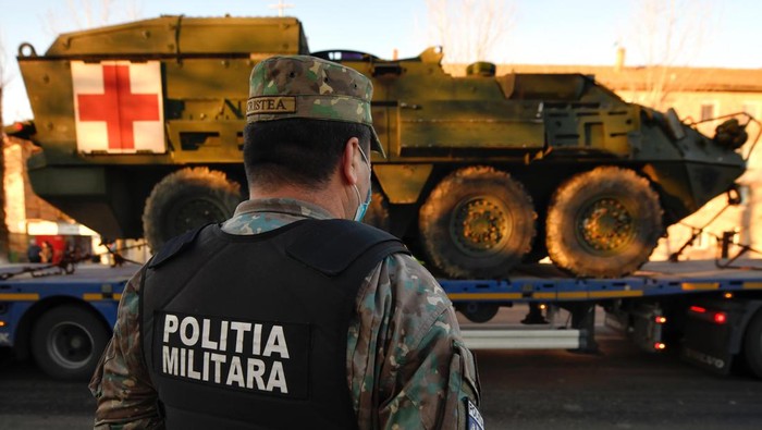 Konvoi Kendaraan Tempur AS di Rumania U.S. combat vehicles arrive at the Mihail Kogalniceanu airbase, near the Black Sea port city of Constanta, eastern Romania, Friday, Feb. 11, 2022. The first U.S. convoy of Stryker combat vehicles and military equipment arrived in Romania from Germany, as part of a White House move to send 1,000 U.S. land troops to Romania, as it looks to bolster defensive forces on the NATO alliance's eastern flank. (AP Photo/Andreea Alexandru)