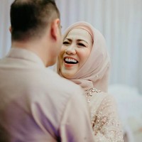 Senyum bahagia menghiasi wajah Venna Melinda saat dilamar oleh Ferry Irawan. Kedua sejoli tersebut melangsungkan acara pertunangan di DBanquet Pantai Mutiara, Pluit, Jakarta, pada Rabu (9/2/2022). (Foto: Instagram/@maknafoto)