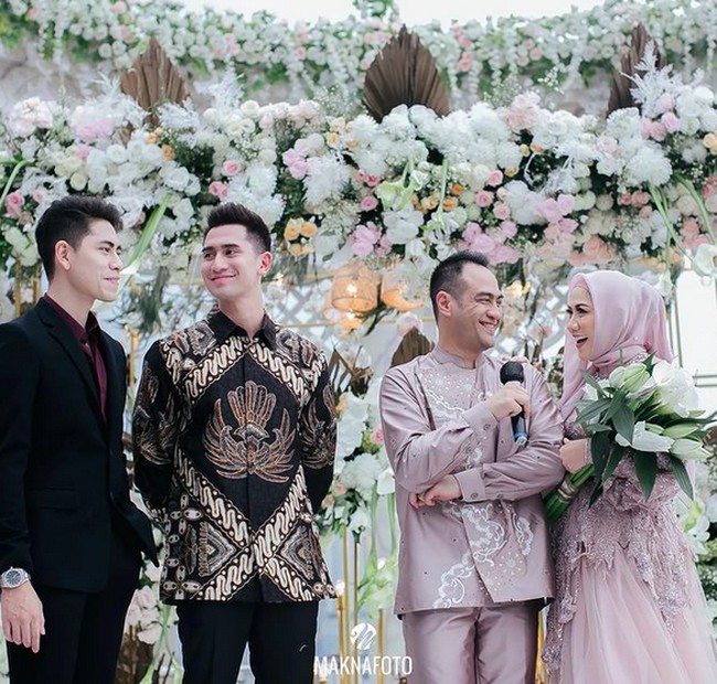 Kehadiran Verrel Bramasta dan Athalla Naufal, kedua putra Venna dari pernikahan sebelumnya dengan Ivan Fadilla Soedjoko, semakin melengkapi momen bahagia tersebut. Verrel tampak gagah dalam balutan kemeja batik. Adapun adiknya memilih tampilan yang lebih modern dengan setelan.  (Foto: Instagram/@maknafoto)