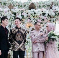 Kehadiran Verrel Bramasta dan Athalla Naufal, kedua putra Venna dari pernikahan sebelumnya dengan Ivan Fadilla Soedjoko, semakin melengkapi momen bahagia tersebut. Verrel tampak gagah dalam balutan kemeja batik. Adapun adiknya memilih tampilan yang lebih modern dengan setelan.  (Foto: Instagram/@maknafoto)