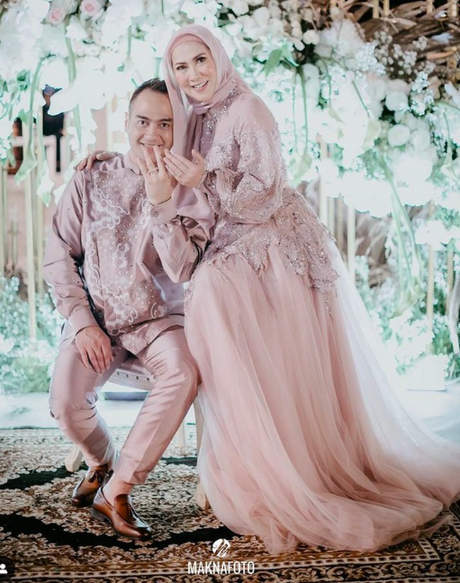 Di acara lamaran, pasangan juga memamerkan cincin mereka. Detailnya pun bikin salah fokus. (Foto: Instagram/@maknafoto)