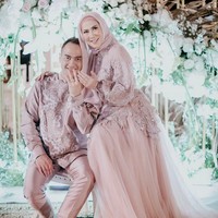 Di acara lamaran, pasangan juga memamerkan cincin mereka. Detailnya pun bikin salah fokus. (Foto: Instagram/@maknafoto)