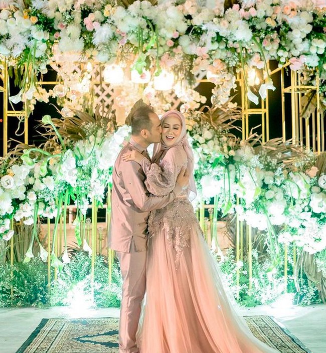 Ketika malam tiba, backdrop tersebut dihiasi lighting yang indah. (Foto: Instagram/@hijrahwedding)