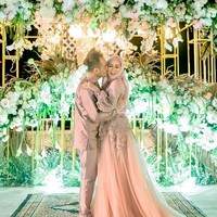Ketika malam tiba, backdrop tersebut dihiasi lighting yang indah. (Foto: Instagram/@hijrahwedding)