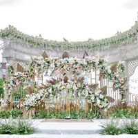 Di luar keromantisan pasangan yang berbahagia, dekorasi acara juga tak kalah mencuri perhatian. Backdrop penuh rangkaian bunga bergaya rustic turut menyemarakkan suasana. (Foto: Instagram/@hijrahwedding)