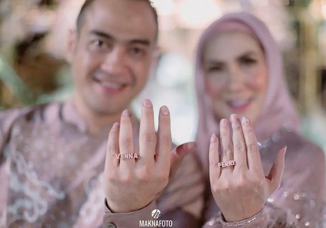 Hal yang bikin menarik adalah cincin pertunangan mereka yang berbentuk nama pasangan. Venna memakai cincin dengan bentuk nama Ferry, begitu pula sebaliknya. (Foto: Instagram/@maknafoto)