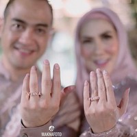 Hal yang bikin menarik adalah cincin pertunangan mereka yang berbentuk nama pasangan. Venna memakai cincin dengan bentuk nama Ferry, begitu pula sebaliknya. (Foto: Instagram/@maknafoto)