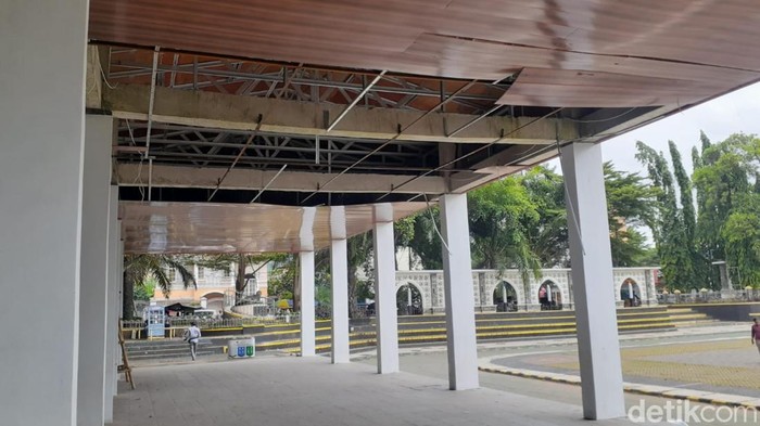 Langit-langit podium Palabuhanratu menganga akibat plafon yang rusak. Padahal bangunan itu baru satu bulan selesai dibangun