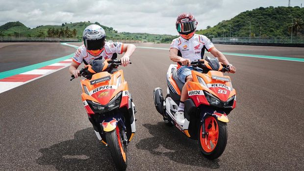 Marc Marquez dan Pol Espargaro Keliling Sirkuit Mandalika menggunakan Honda Vario 160 (Dok: Astra Honda Motor)