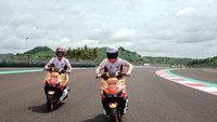 Sebanyak 4 unit motor Vario 160 dihadirkan sebagai motor paddock tim balap pabrikan Honda di MotoGP Mandalika, di antaranya menggunakan nomor motor 93 untuk sang juara dunia 8 kali Marc Marquez dan nomor 44 untuk rekan satu timnya Pol Espargaro. Foto: Dok. Astra Honda Motor (AHM)