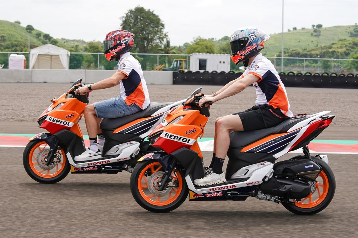 Marc Marquez dan Pol Espargaro keliling Sirkuit Mandalika naik Honda Vario 160  livery Repsol Honda