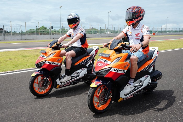 Marc Marquez dan Pol Espargaro keliling Sirkuit Mandalika naik Honda Vario 160 livery Repsol Honda Marc Marquez dan Pol Espargaro keliling Sirkuit Mandalika naik Honda Vario 160 livery Repsol Honda