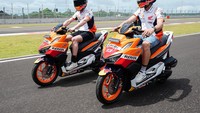 Dilihat dari style pakaiannya, Marquez dan Espargaro menggunakan skutik itu hanya untuk riding santai, bukan untuk memacu kecepatan. Marquez dan Espargaro sama-sama menggunakan baju, celana pendek, dan sepatu casual. Mereka juga menggunakan perangkat safety berupa helm full face. Foto: Dok. Astra Honda Motor (AHM)