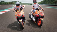 Dalam sebuah kesempatan, Marquez dan Espargaro menjajal Honda Vario 160 livery Repsol Honda ini untuk berkeliling di trek utama Sirkuit Mandalika. Foto: Dok. Astra Honda Motor (AHM)
