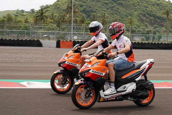 Marc Marquez dan Pol Espargaro keliling Sirkuit Mandalika naik Honda Vario 160 livery Repsol Honda Marc Marquez dan Pol Espargaro keliling Sirkuit Mandalika naik Honda Vario 160 livery Repsol Honda