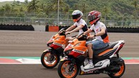 PT Astra Honda Motor (AHM) mendukung tim balap Repsol Honda Team (RHT) pada gelaran balap dunia MotoGP dengan menghadirkan All New Honda Vario 160 berdesain spesial yaitu Repsol Honda Team livery sebagai kendaraan paddock RHT pada MotoGP seri Mandalika. Foto: Dok. Astra Honda Motor (AHM)