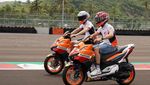 Enjoy Banget! Marquez dan Espargaro Keliling Sirkuit Mandalika Naik Vario 160 Repsol Honda