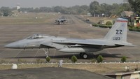 Jet tempur F-15 juga diketahui dapat mendeteksi dan melacak pesawat serta target kecil berkecepatan tinggi pada jarak di luar jangkauan visual. Sistem elektronik F-15 juga disebut dapat memberikan peringatan ancaman dan penanggulangan otomatis terhadap ancaman tertentu. AP Photo/Bikas Das.