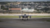 Jet tempur yang memiliki panjang mencapai 19,45 meter dan tinggi 5,65 meter serta bentang sayap 13,05 meter ini mampu terbang dengan kecepatan maksimal 3.017 kilometer per jam dengan ketinggian maksimal 19,812 ribu meter. Pesawat yang mempunyai daya jelajah mencapai 5.552 kilometer ini pun memiliki komposisi senjata yang berbeda tergantung jenisnya. Airman 1st Class Greg Erwin/U.S. Air Force via AP.