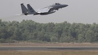 Bila AS baru menyetujui penjualan F-15 ke Indonesia, Kemenhan RI diketahui telah melakukan penandatangan kontrak kerja sama pembelian 6 pesawat tempur generasi 4,5 Dassault Rafale. Jet tempur buatan Prancis ini merupakan pesawat serbaguna yang mampu melakukan semua misi penerbangan tempur: superioritas udara dan pertahanan udara, pertempuran udara jarak dekat, serangan mendalam, pengintaian, serangan anti-kapal dan pencegahan nuklir. AP Photo/Bikas Das.