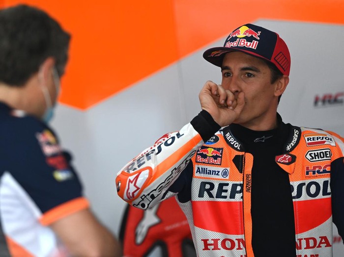 Pembalap Repsol Honda Team MotoGP Marc Marquez mempersiapkan diri turun ke lintasan saat hari pertama tes pramusim MotoGP 2022 di Pertamina Mandalika International Street Circuit, Lombok Tengah, NTB, Jumat (11/2/2022). Sesi tes pramusim di sirkuit Mandalika tersebut akan berlangsung hingga Minggu (13/2/2022). ANTARA FOTO/Andika Wahyu/rwa.
