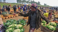 Terlihat para pedagang mengenakan pakaian sehari-hari berupa kemeja dan kain sarung, beberapa mengenakan jaket untuk menghangatkan badan.