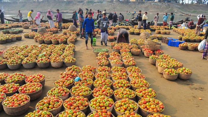 Melihat Para Pedagang Bersarung Di Pasar Apung Bangladesh